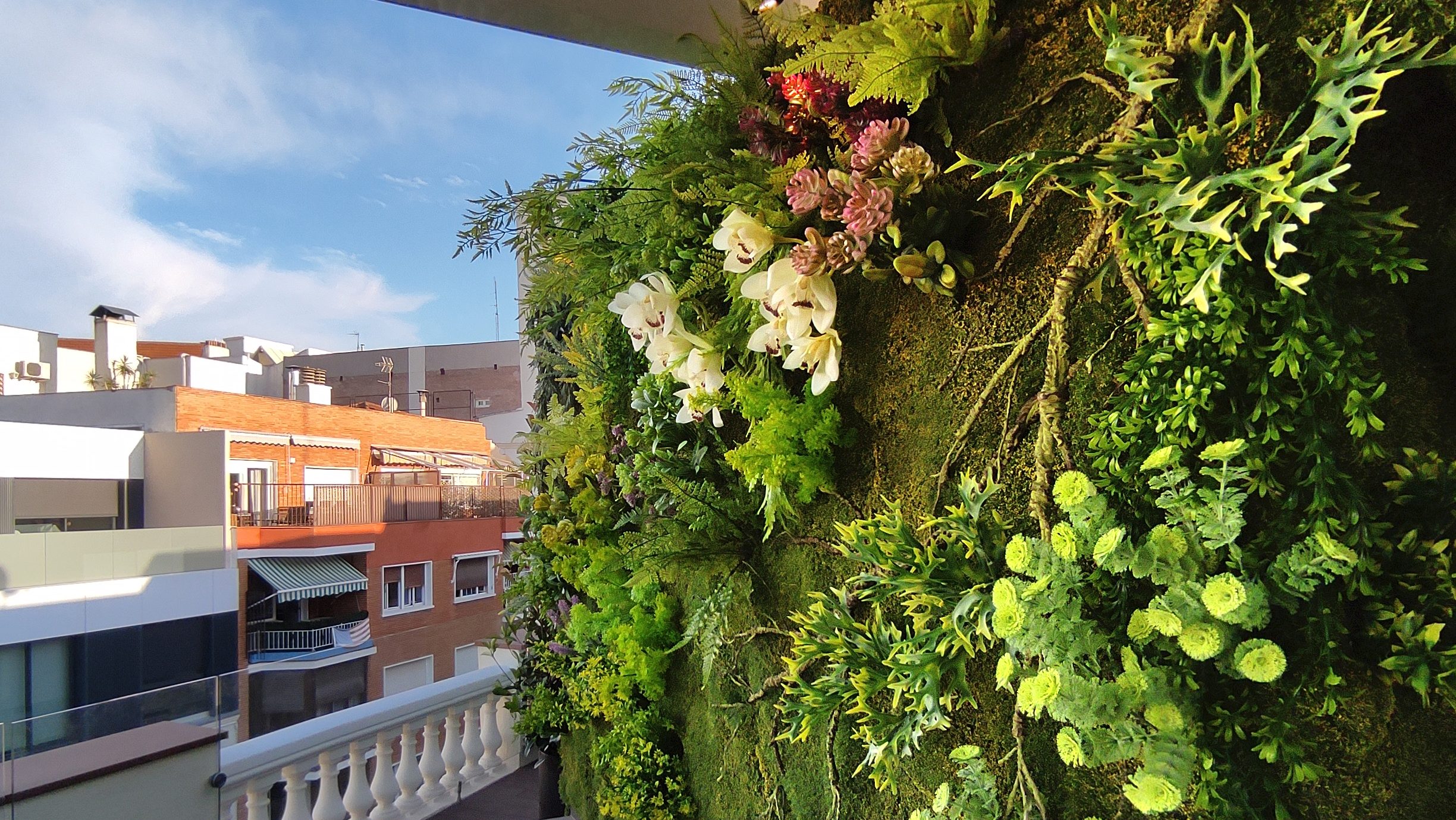 Jardín vertical sintético en Ático