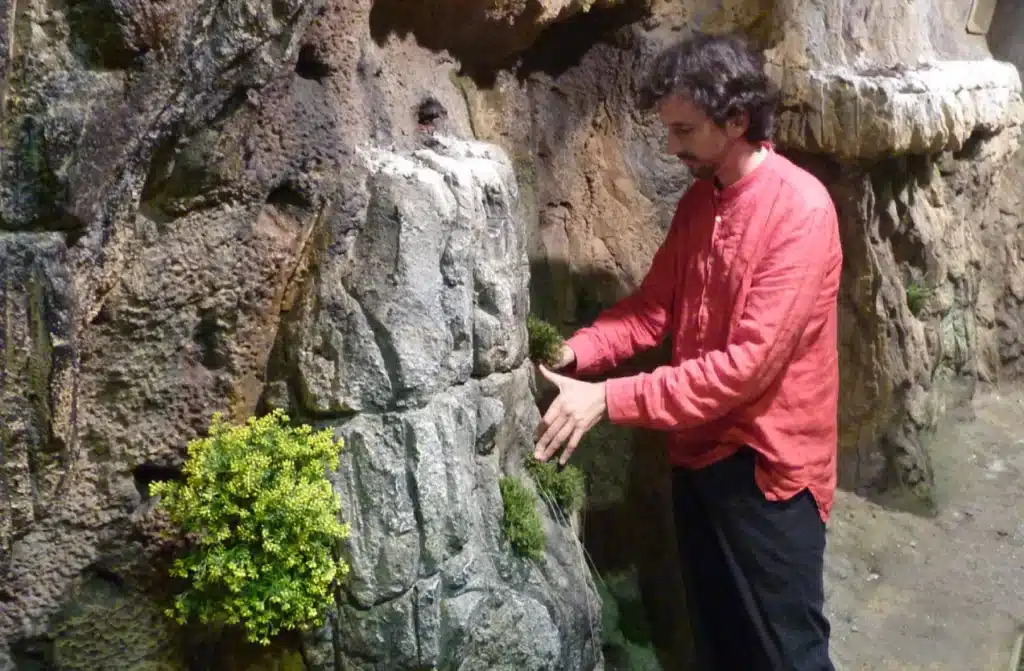 Ángel Febrero trabajando a mano en el taller